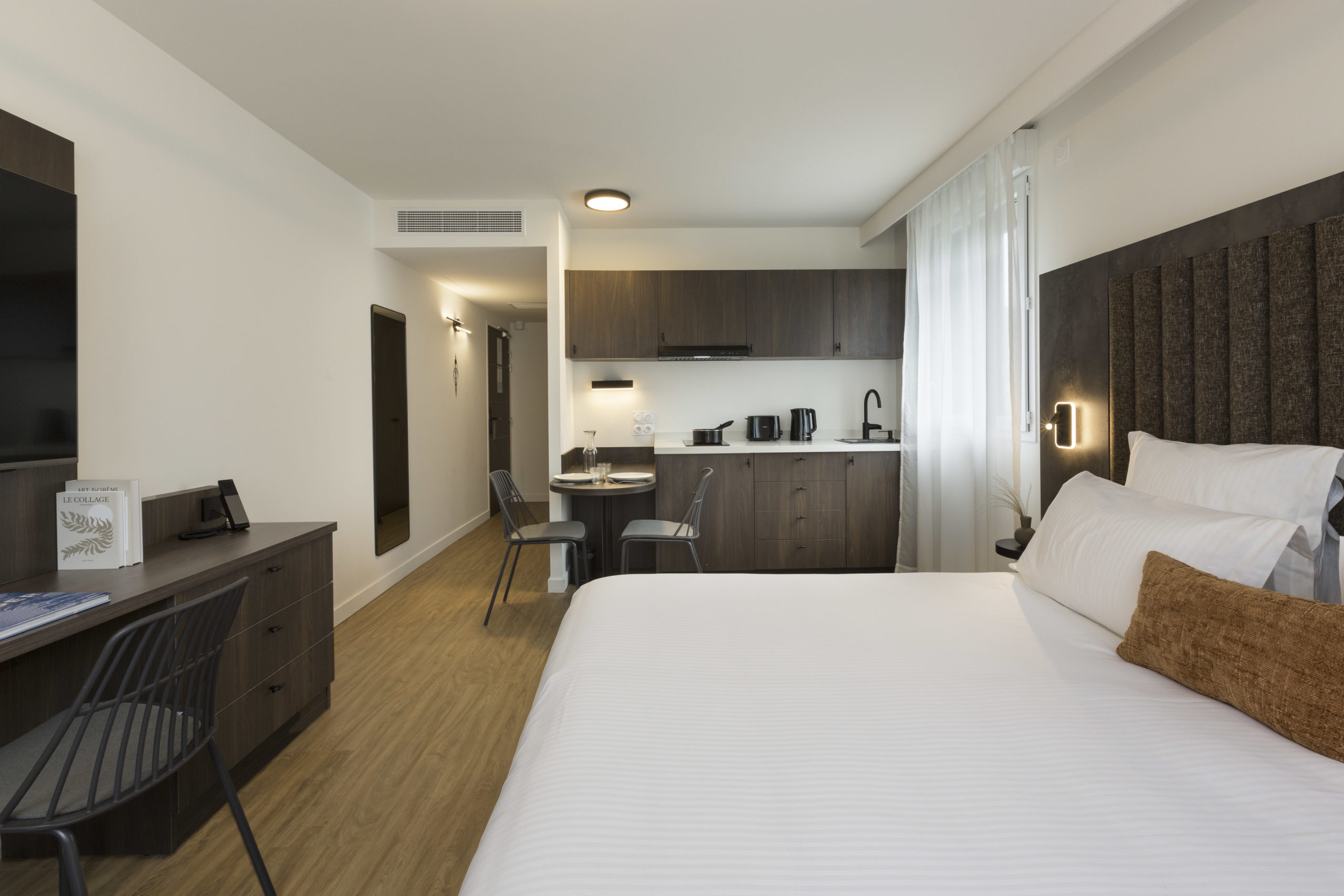 Studio supérieur avec lit double 140cm, bureau, télévision et cuisine équipée au Nehô Suites Saint-Jean-de-Maurienne.