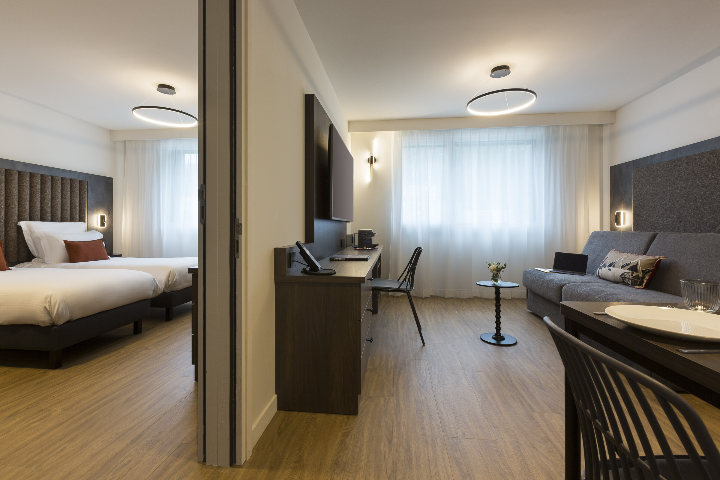 Studios communicants supérieurs avec 2 lits, et canapé grand lit salon, bureau et télévision au Nehô Suites Saint-Jean-de-Maurienne.