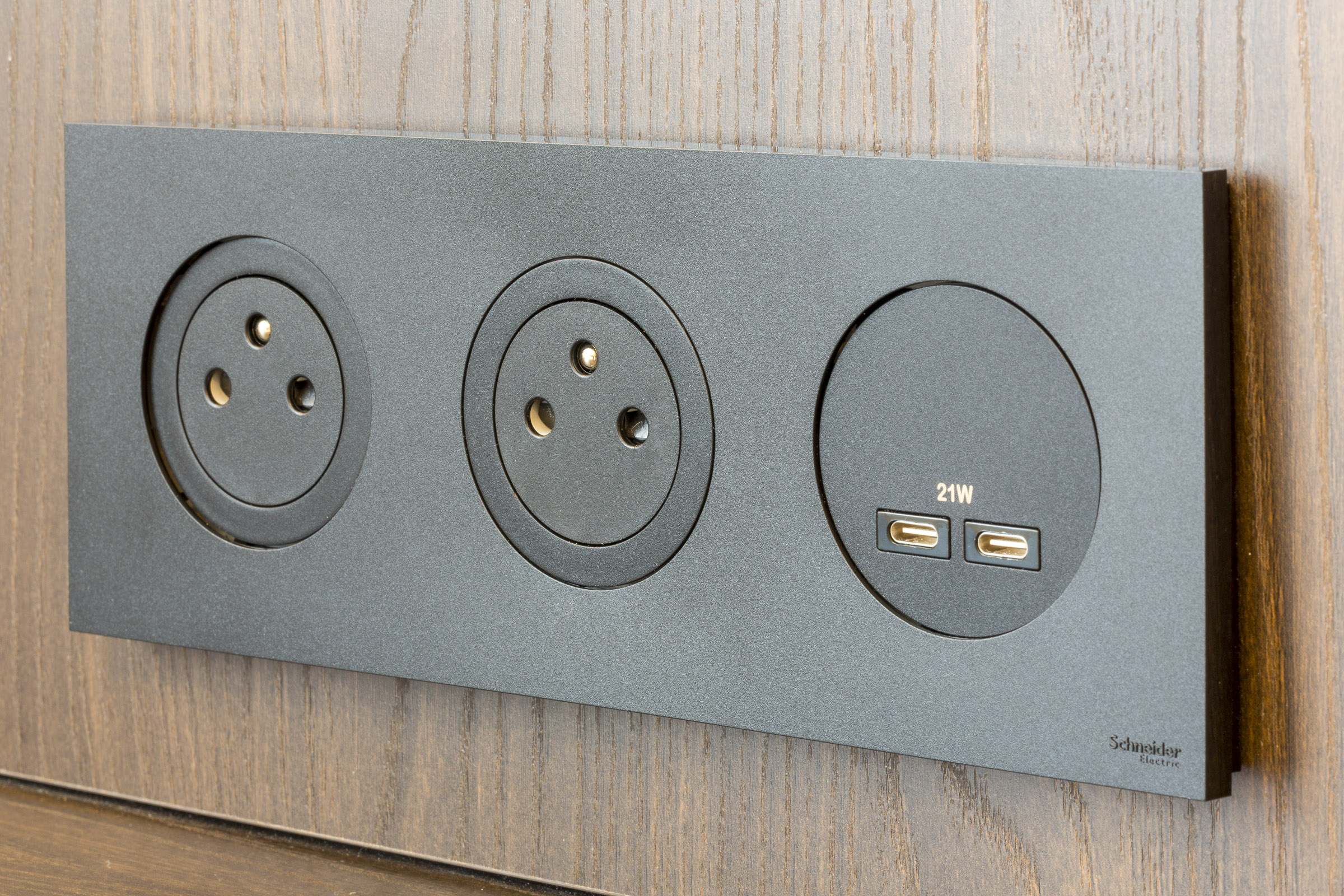 Bloc de prises électriques et ports USB dans un hébergement du Nehô Suites Saint-Jean-de-Maurienne.