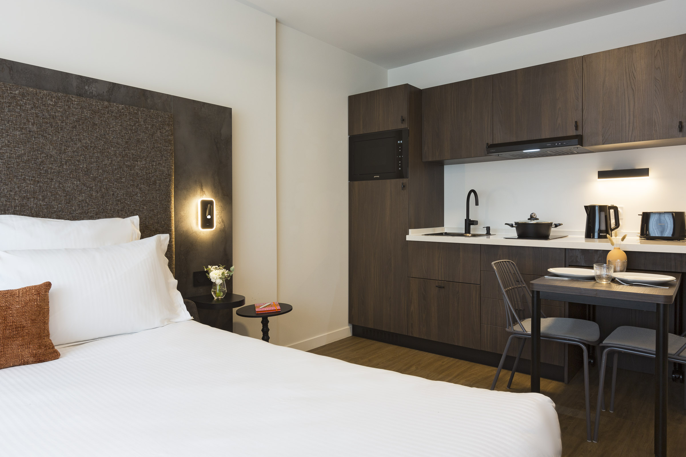 Studio supérieur avec lit double, bureau, kitchenette et micro-ondes au Nehô Suites Saint-Jean-de-Maurienne.